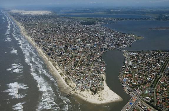 O movimentado Balneário de Tramandaí visto de cima, entre o mar e a lagoa e rio de mesmo nome, no litoral do Rio Grande do Sul (foto da internet)